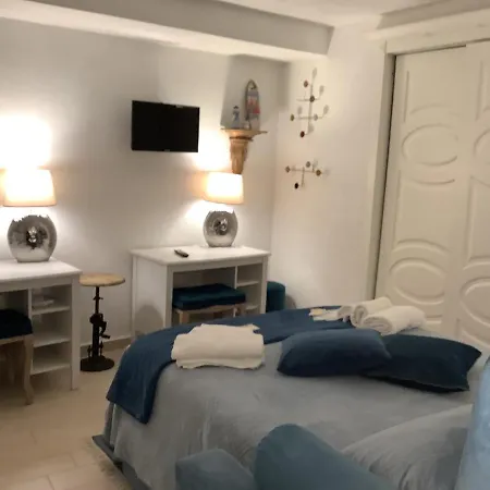 Tinnyhouse Napels Buitenkant foto