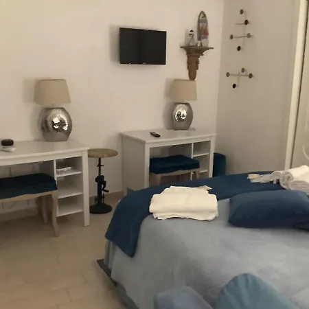 Tinnyhouse Napels Buitenkant foto
