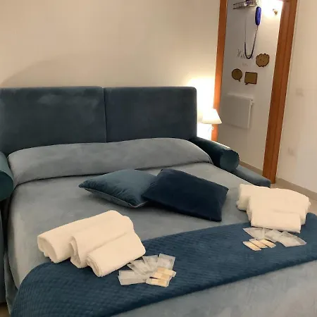 Tinnyhouse Napels Buitenkant foto