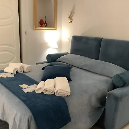 Tinnyhouse Napels Buitenkant foto