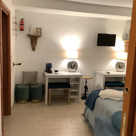 Tinnyhouse Napels Buitenkant foto