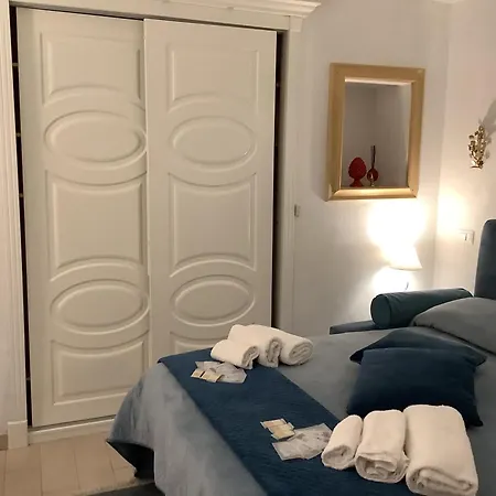Tinnyhouse Napels Buitenkant foto